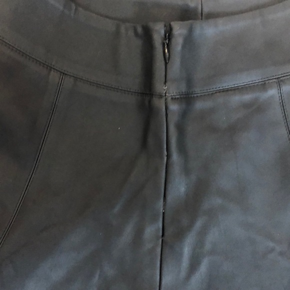 BLACK PLEATHER SKIRT - Picture 3 of 4